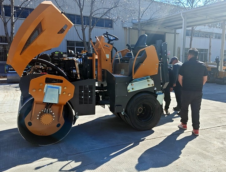 3月18日，哈薩克斯坦客戶來廠體驗考察5噸膠輪壓路機